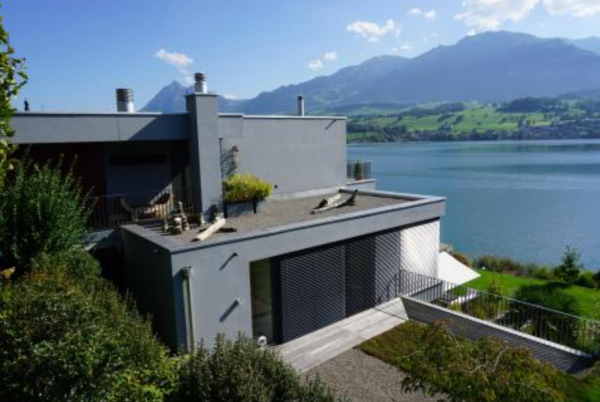 Villa dengan teras luas dan pemandangan sungai dari Swiss